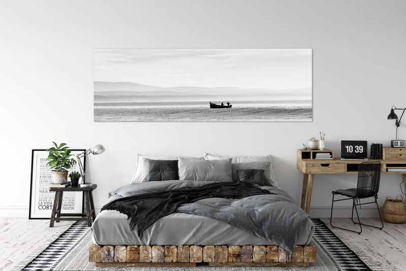Wandbild - Fischerboot auf dem See - Ausrichtung_Panorama Ausrichtung_Quer Farbe_Schwarz-Weiß Fotograf_Fabian Hothan