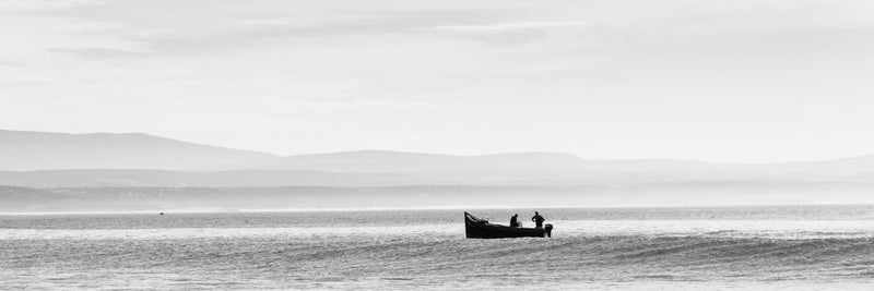 Wandbild - Fischerboot auf dem See - Ausrichtung_Panorama Ausrichtung_Quer Farbe_Schwarz-Weiß Fotograf_Fabian Hothan