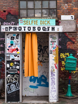Wandbild - Photobooth Selfie Dick - Ausrichtung_Hoch Besonderes_Gängeviertel Farbe_Gelb Fotograf_Jörg Kuntze