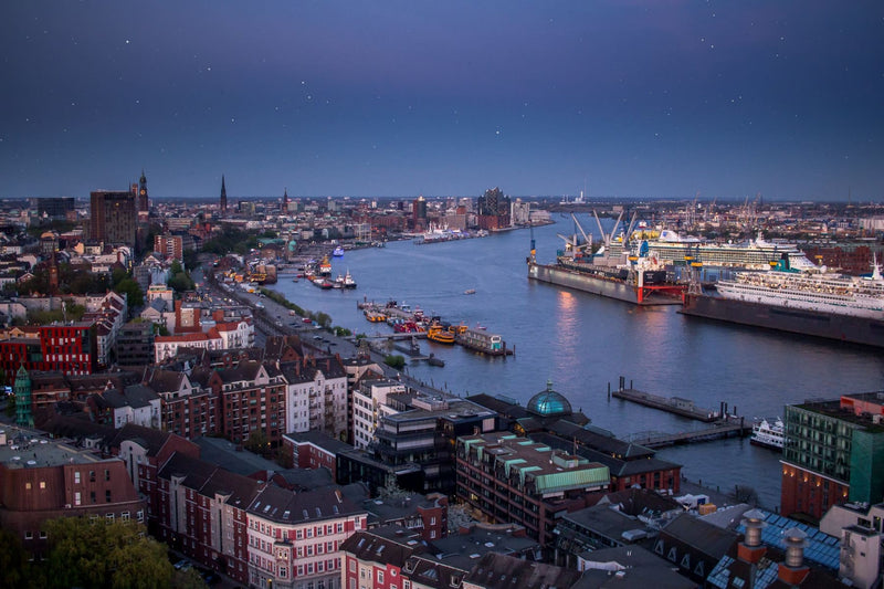 Wandbild - Abendliche Ansicht des Hafens - Ausrichtung_Quer Besonderes_Hamburg Besonderes_Nachtaufnahme Farbe_Blau Fotograf_Hendrik MJR