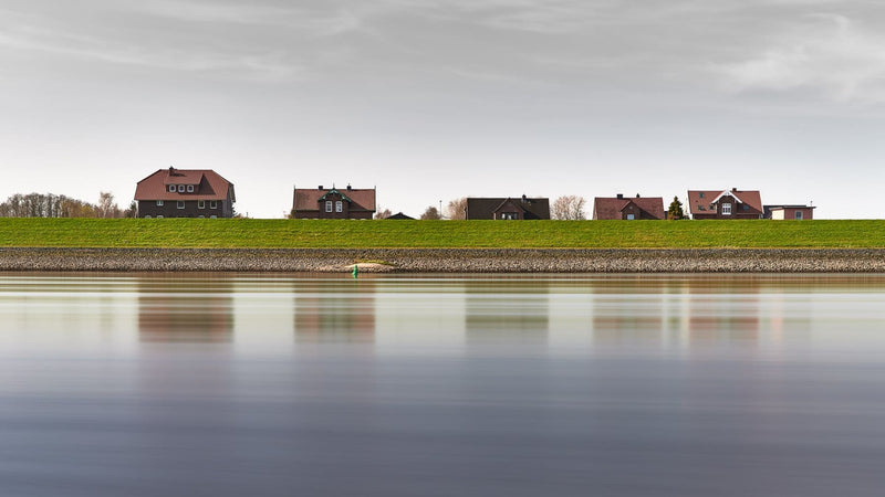 Wandbild - Hinterm Deich - Ausrichtung_Panorama, Ausrichtung_Quer, Farbe_Blau, Farbe_Grün, Fotograf_Fabian Hothan