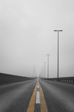 Wandbild - Köhlbrandbrücke im Nebel - Ausrichtung_Hoch Besonderes_Köhlbrandbrücke Farbe_Schwarz-Weiß Fotograf_Alexander Schönberg