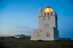 Wandbild - Leuchtturm Dyrhólaey - Ausrichtung_Quer,Besonderes_Island,Farbe_Blau,Fotograf_Justin Schümann